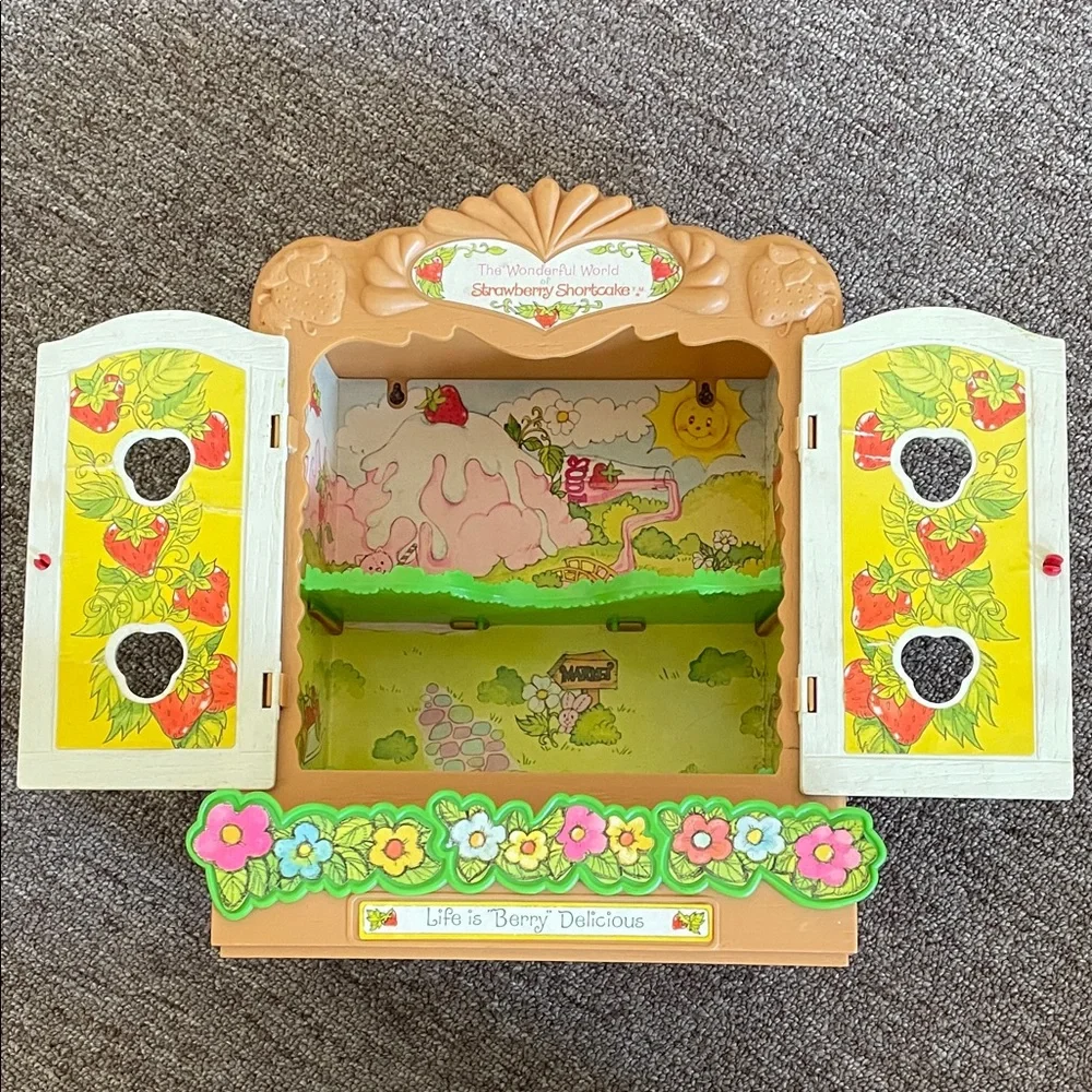 Strawberry Shortcake Cabinet & figures - Picture 3 of 14
